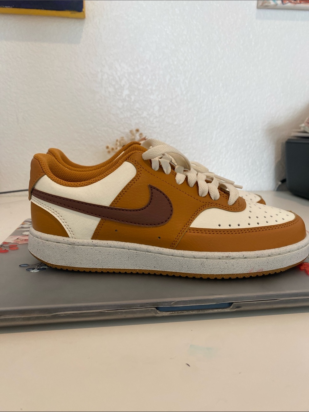 Nike Low-Top Sneaker in Mustard, Brown & Cream